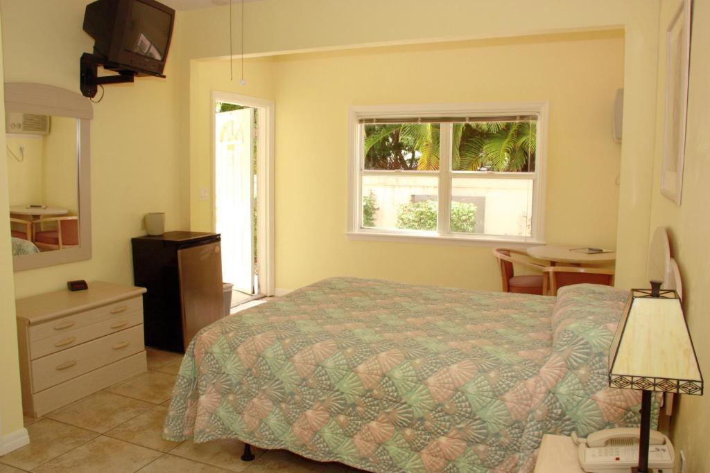 Rock Lake Not Open Due To Hurricane Damages Hotel Fort Myers Room photo