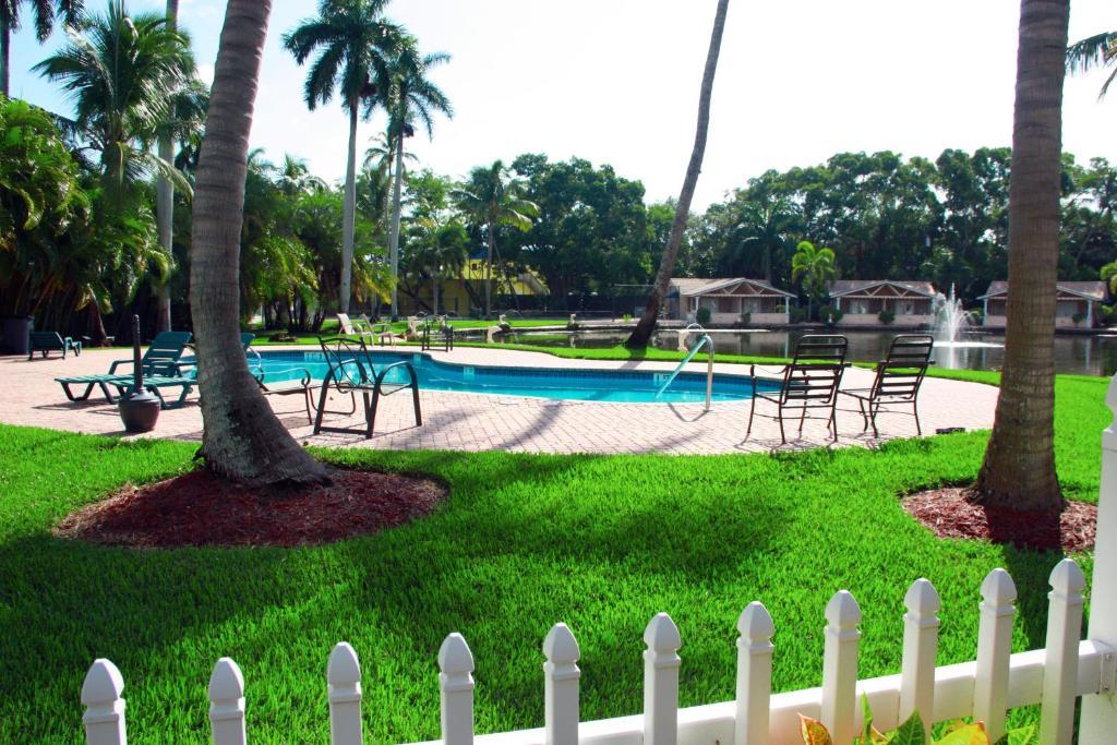 Rock Lake Not Open Due To Hurricane Damages Hotel Fort Myers Exterior photo