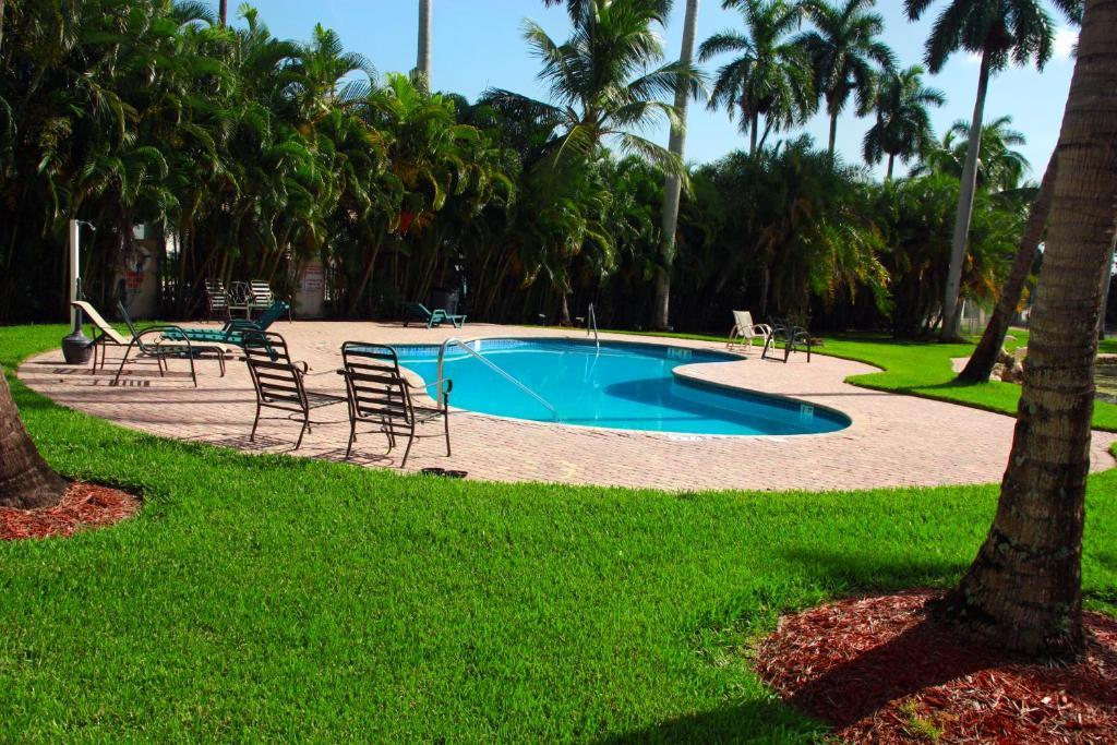 Rock Lake Not Open Due To Hurricane Damages Hotel Fort Myers Exterior photo