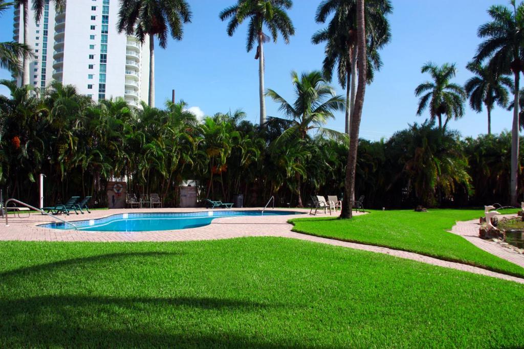 Rock Lake Not Open Due To Hurricane Damages Hotel Fort Myers Exterior photo