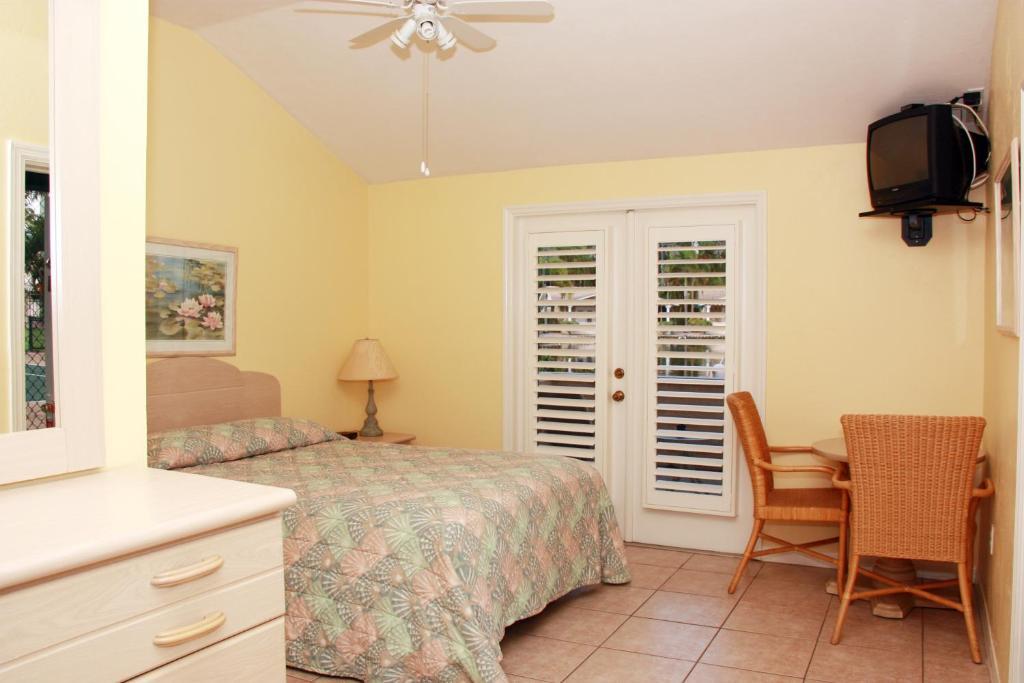 Rock Lake Not Open Due To Hurricane Damages Hotel Fort Myers Room photo