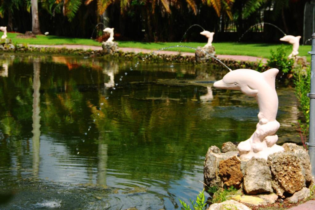 Rock Lake Not Open Due To Hurricane Damages Hotel Fort Myers Room photo