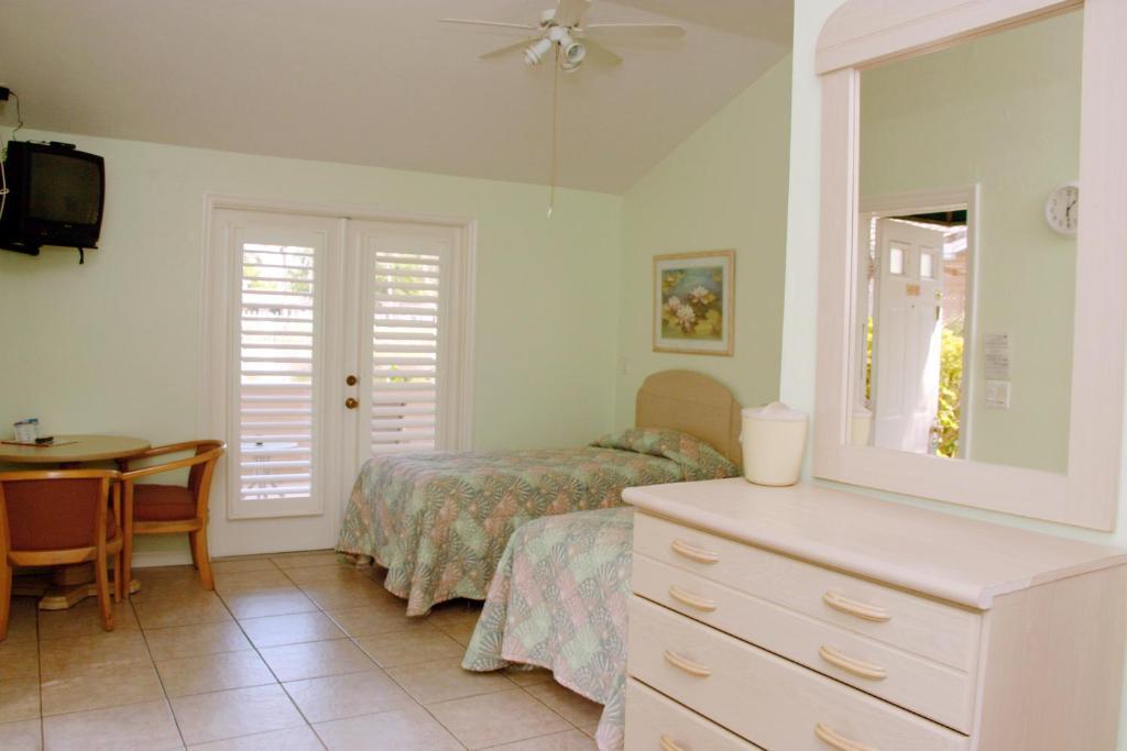 Rock Lake Not Open Due To Hurricane Damages Hotel Fort Myers Room photo
