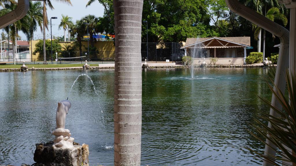 Rock Lake Not Open Due To Hurricane Damages Hotel Fort Myers Exterior photo